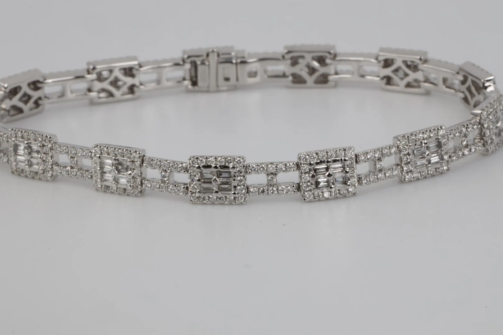 6.5'' 14k White Gold 3.20tcw Diamond Bracelet (11.80g.)