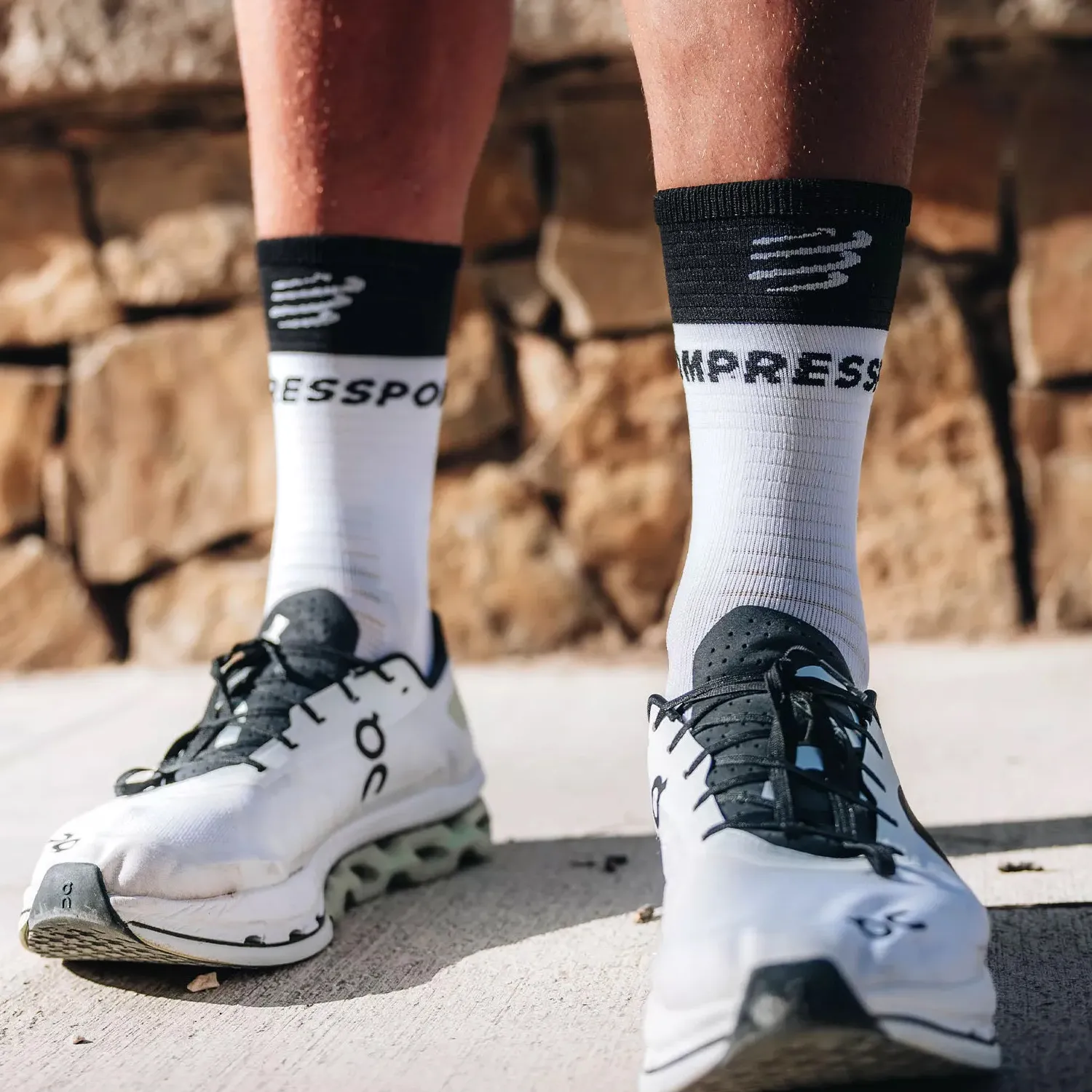 Compressport Mid Compression V2.0 Calze  White/Black