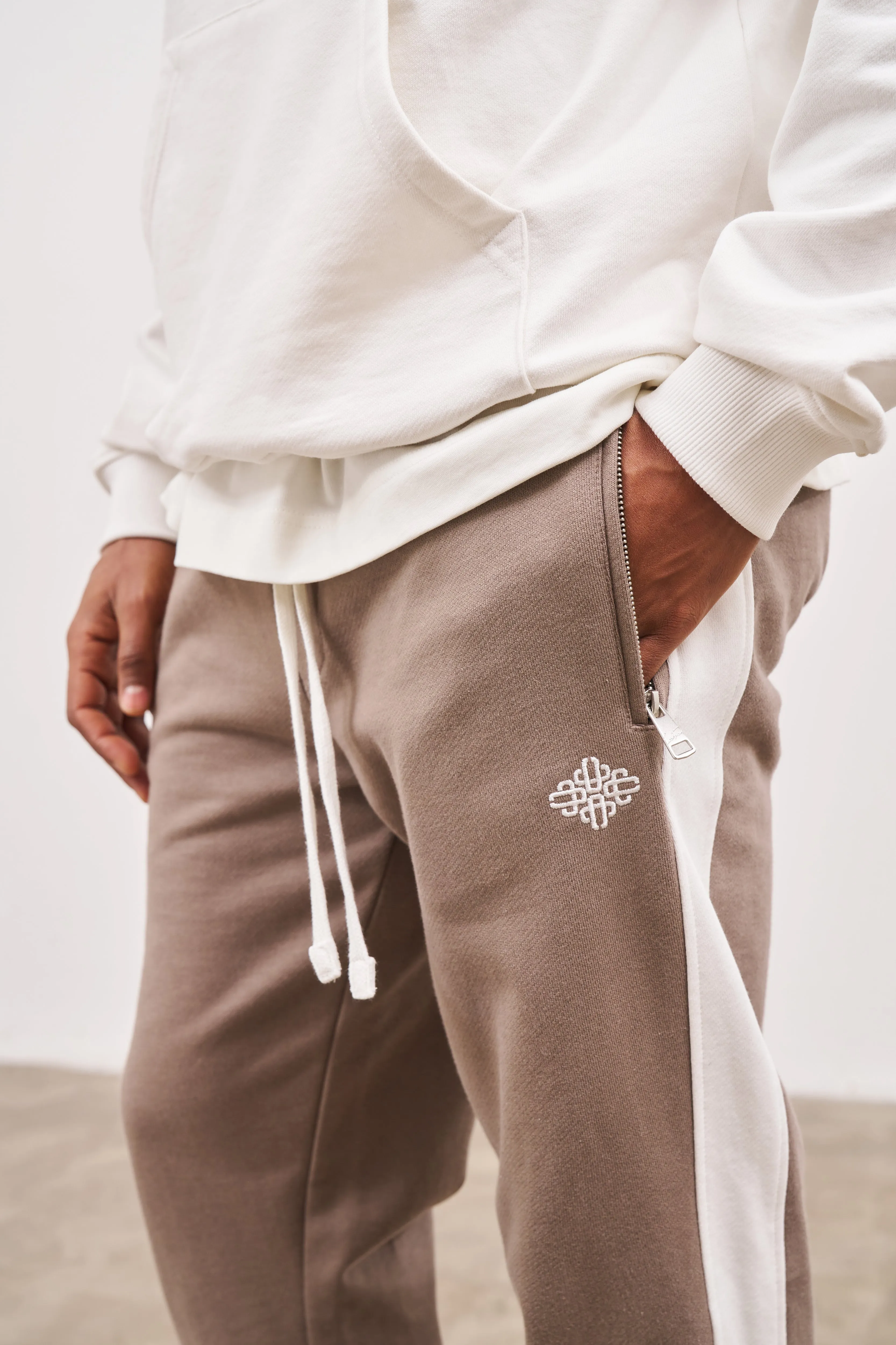 EMBLEM SIDE PANEL SPLIT HEM JOGGERS - BROWN