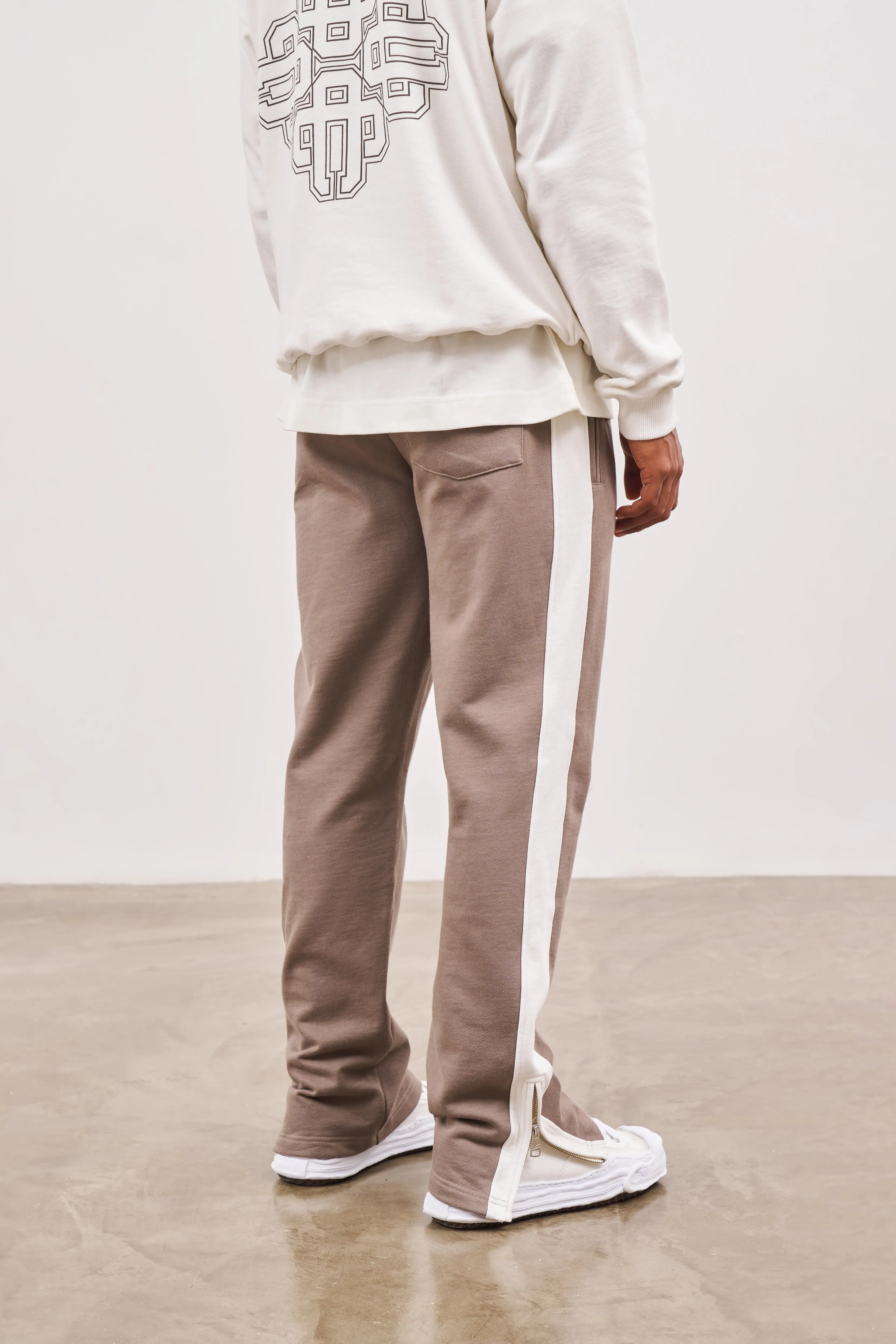 EMBLEM SIDE PANEL SPLIT HEM JOGGERS - BROWN