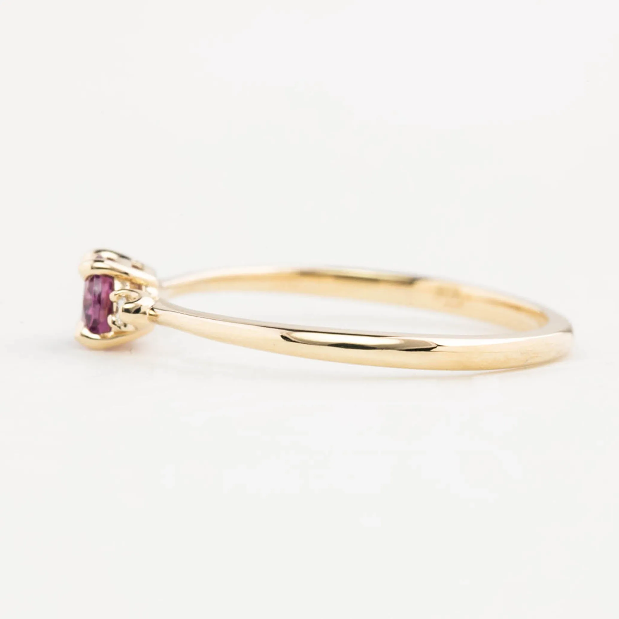 Emilie Ring 5mm 0.45ct Pink Umba Sapphire 14K Yellow Gold