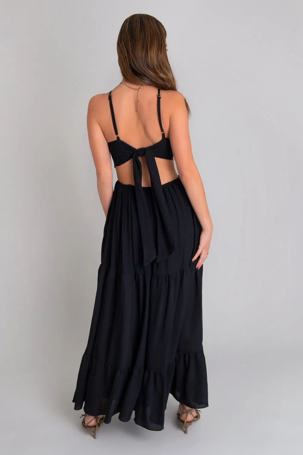 Maxi vestido halter con olanes cut out