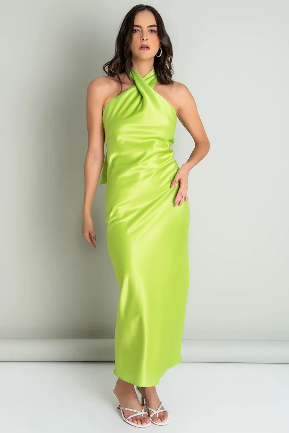 Maxi vestido satinado halter con nudo espalda